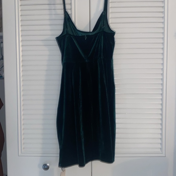 Green velvet mini dress never worn - Picture 3 of 4